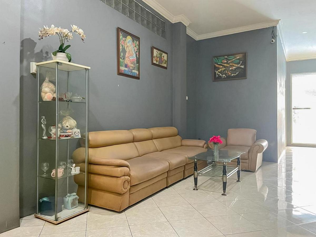 Monalisa Homestay Mitra Reddoorz Surabaia Exterior foto