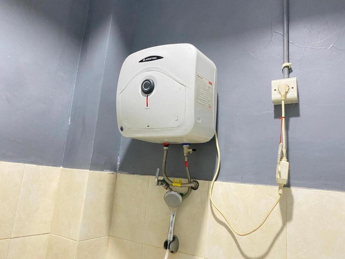 Monalisa Homestay Mitra Reddoorz Surabaia Exterior foto